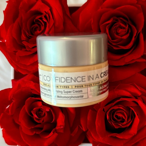 It Cosmetics Confidence in a Cream - Picture 4 of 5